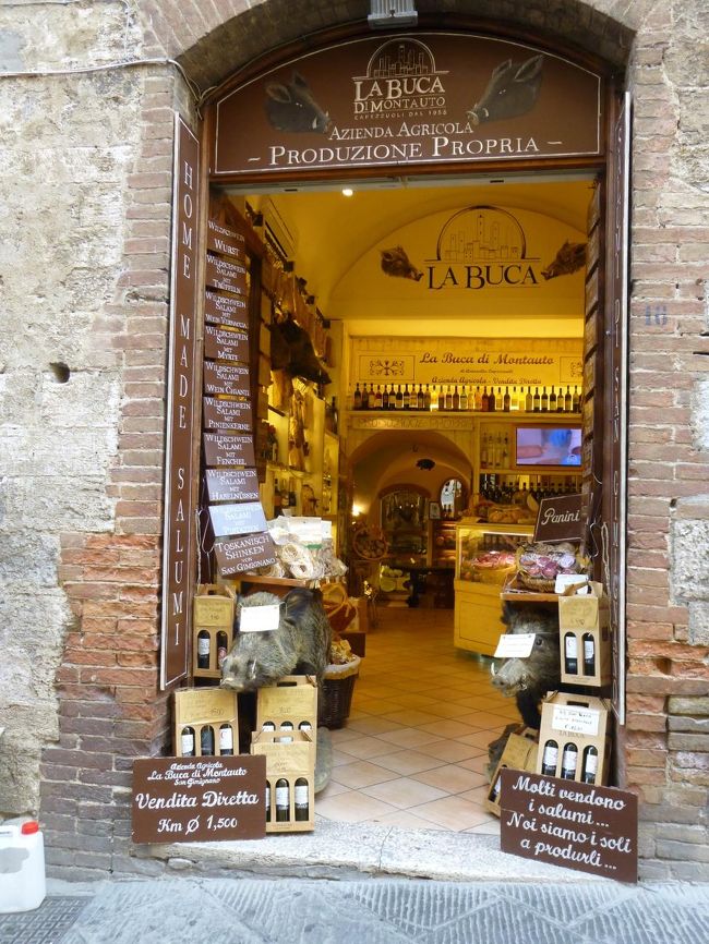 手造りサラミ、ワインのお店<br /><br />入口で狛獅子ならぬ猪君が、名産の白ワインVernaccia、Cantiを携えお出迎え<br /><br />サラミ、いいね～<br />パニーニって書いてあるから、好きなのを挟んでくれるんだね
