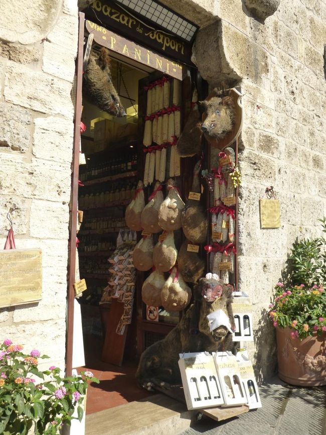 こっちのお店も猪君スタンバイ<br /><br />サラミ、そしてポルチーニが鈴生り<br />誘うね～