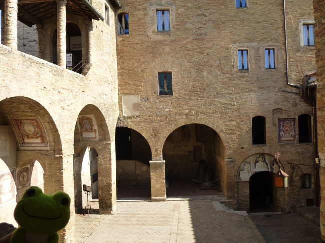 まずはポポロ宮のグロッサの塔へ<br /><br />階段を上がった入口で塔＆市立博物館のチケットを買う（7.50eur）<br /><br />Torre Grossaグロッサの塔<br />1300年着工、1311年完成<br />ちょうどその頃、ダンテ・アリギエーリが街に招待されていたらしい<br />出ました、イタリアといえばダンテ。今回初ダンテ