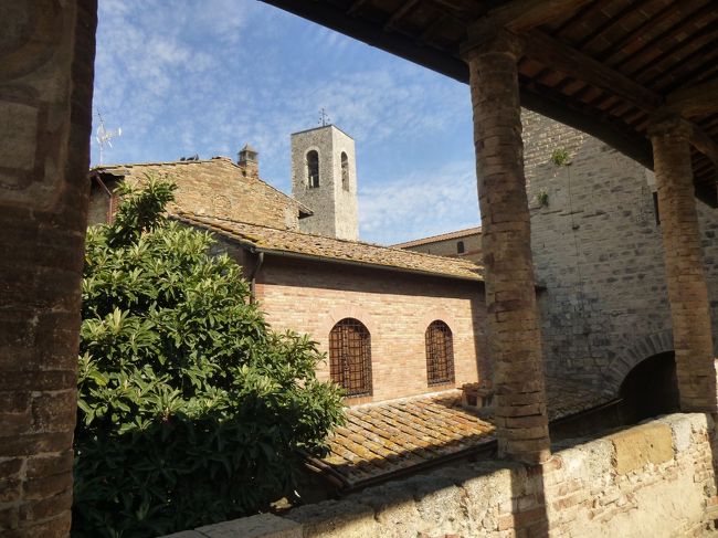 チケット売場の階<br /><br />にょきっと他の塔が覗く