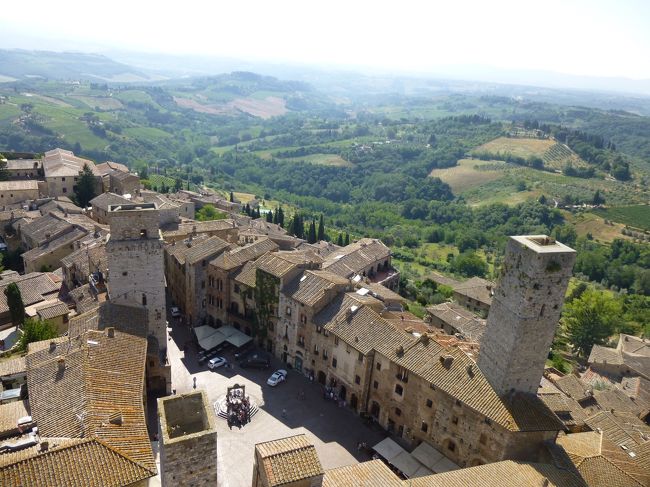 街の中心、チステルナ広場（13世紀）<br /><br />広場を囲むように連立する、美しい石肌の建物群、その先に広がる緑豊かなトスカーナ<br />最高～！