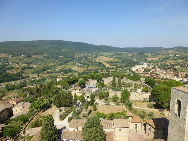 塔の次は、Musei Civici San Gimignano市立美術館へ<br /><br />2階Sala di Dante（ダンテが演説した会議場）にシエナ派、3階にはポスターにもなっていたFilippino Lippiフィリッピーノ・リッピ「受胎告知」のトンドが<br />丸枠の木彫の額に、それはそれは美しい～天使とマリア