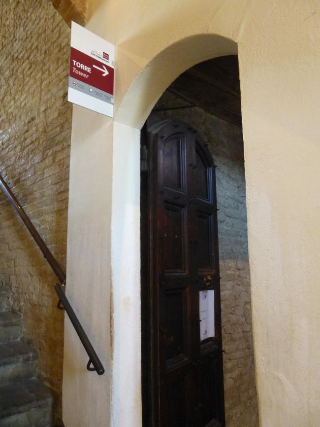 Torre（塔はこちら）の案内板<br /><br />イタリアに来ると、どこかしらで必ず100段級の階段を登っている気がする<br />