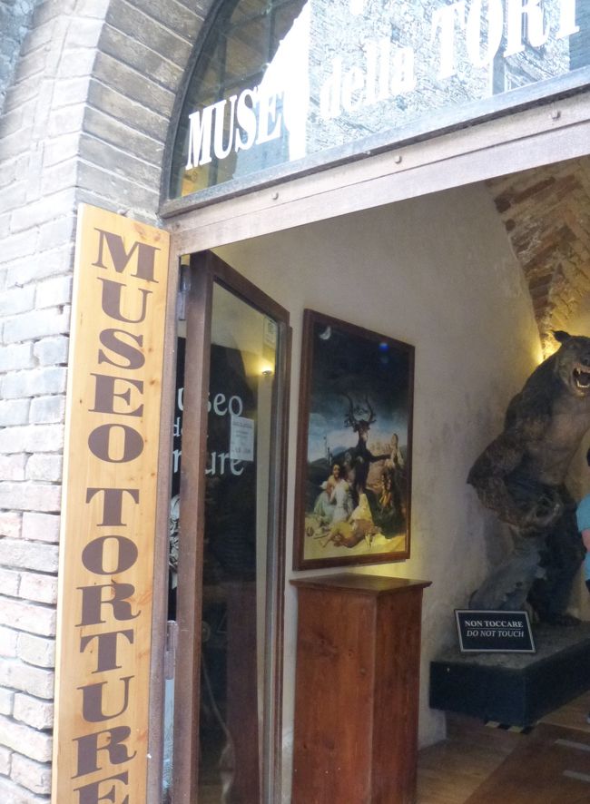 Museo Torture 中世拷問博物館<br /><br />中世の街並み。中世ヨーロッパといえば・・・拷問？<br />入口からチラ見<br />壁の絵はゴヤの「魔女の夜宴」かな。いきなりゾゾっとさせるね～