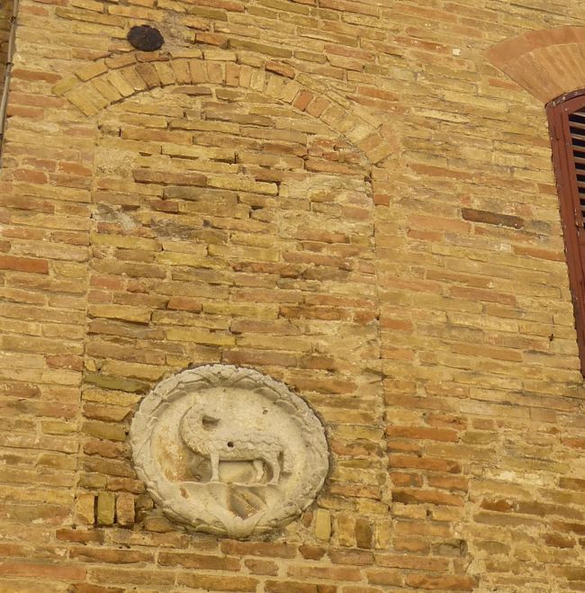 上の方に、丁寧に石を積んで窓枠を埋めちゃった跡が<br />