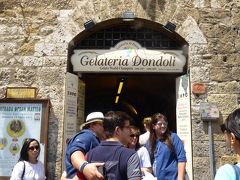 Gelateria Dondoli

「世界一のジェラート」屋さん、この辺なんだけどなぁ～
っと、小さな間口に人がたくさん、ここだここだ！
