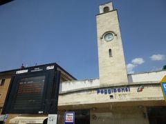 ポッジポンジ駅

14:40発のバスでシエナへ
帰りはポッジポンジ駅経由。ここにも塔だね