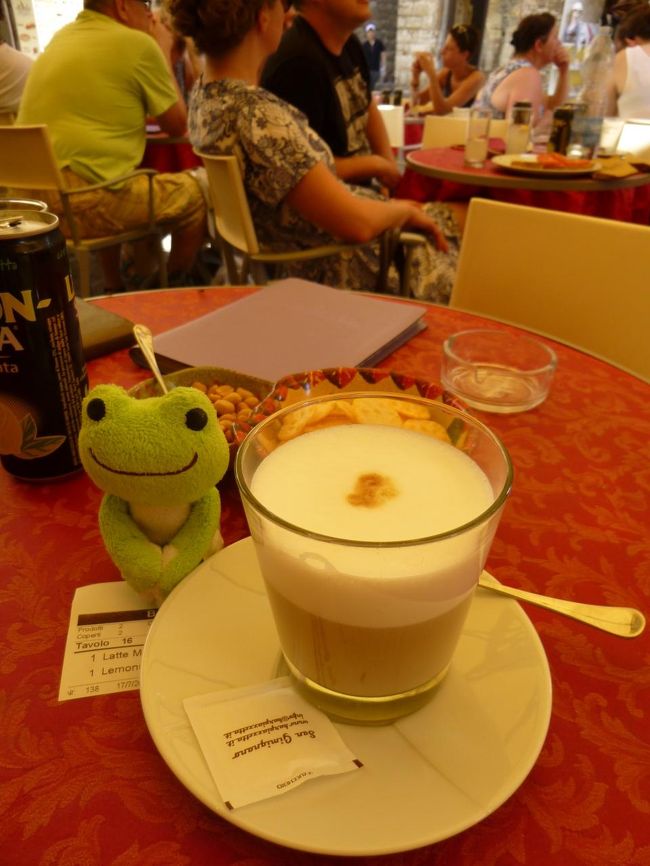 次は街の一番端にあるサンタゴスティーノ教会へ<br /><br />暑い・・・<br />みんな日陰を求めて壁に貼りつくように歩いている。ちょっと休憩<br />カフェでいつものラテ・マキアート