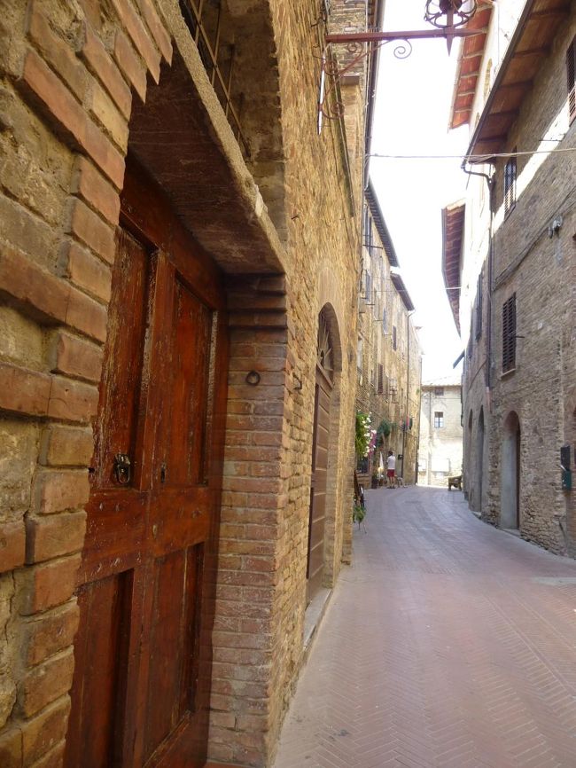 一息ついたところで、教会へ<br /><br />日陰も人も、ゼロ<br />歩き出してすぐ汗が噴き出す