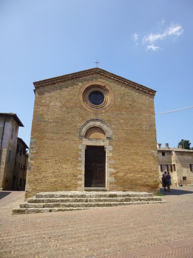 Chiesa di Sant’Agostino サンタゴスティーノ教会<br /><br />13世紀。ロマネスク・ゴシック様式<br />ラテン教父アウレリウス・アウグスティヌスに献堂<br /><br />堂内、涼し～い。貸切状態でゴッツォリの17画面に渡るフレスコ画群「聖アウグスティヌスの生涯」、同じくゴッツォリ「聖セバスティアヌス」などなどを鑑賞<br /><br />「聖セバスティアヌス」って、ほぼ全裸で矢に射られているシーンが多いけど、ここでは着衣で傷もないので、一瞬誰かわからなかった<br />さっきドゥオモで見たゴッツォリのは、「やりすぎでしょ～」、ってくらい矢刺さりまくりだったのに