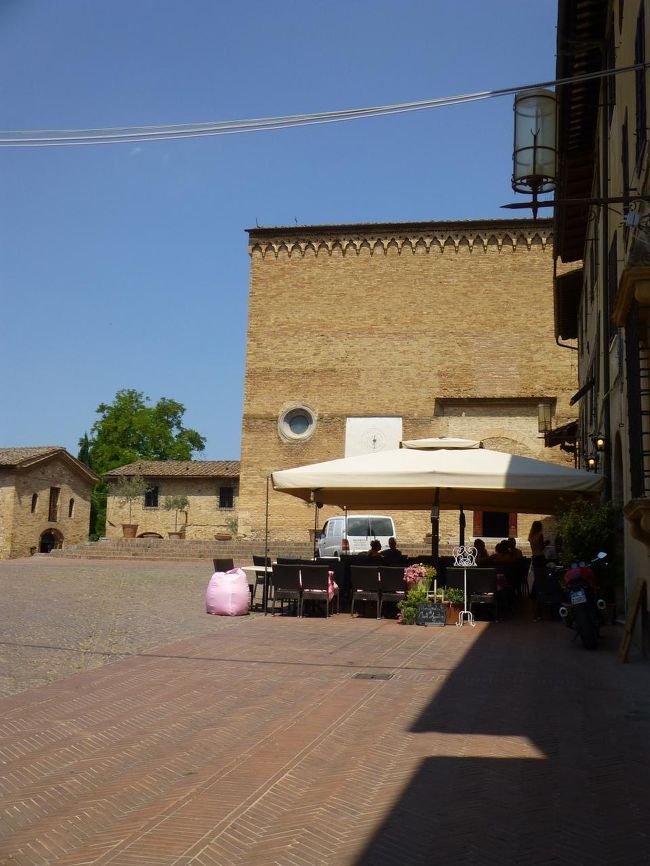 あれかな？<br /><br />側壁のあんなところに水族館風な丸窓が。正面に回ってみよう<br />