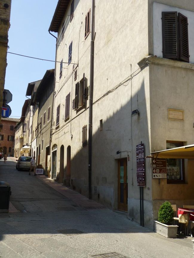 中心地へ戻ろう<br /><br />そういえば街の名前にもなっている聖人ジャミニャーノ、3世紀のモデナの司教で、この地で没したらしいけど、絵とか像とか見てない気がする<br />聖遺物（指、指輪）がさっきのドゥオモにあったらしいけど気付かなかったな