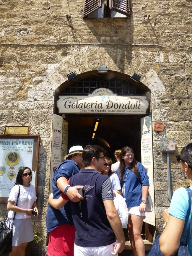 Gelateria Dondoli<br /><br />「世界一のジェラート」屋さん、この辺なんだけどなぁ～<br />っと、小さな間口に人がたくさん、ここだここだ！<br />