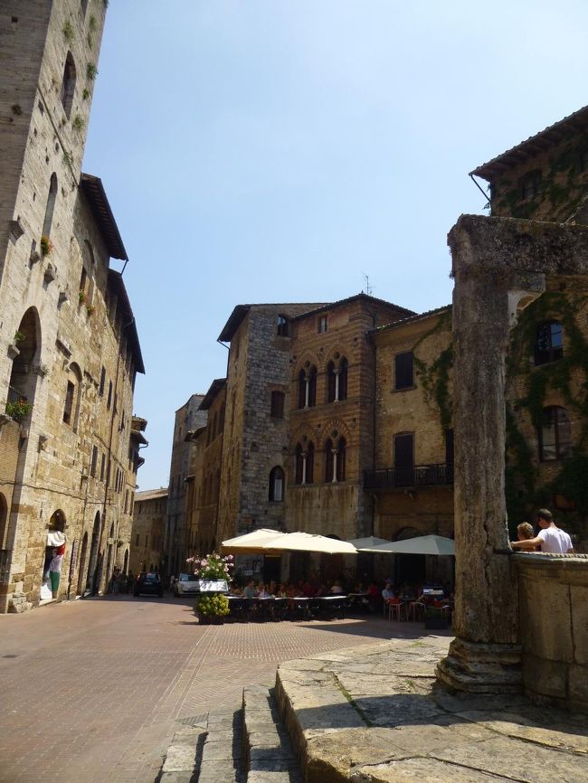 チステルナ広場<br /><br />中世の井戸、目の前にはカフェテラス<br />時代は変わっても人が集う町の中心だね<br />