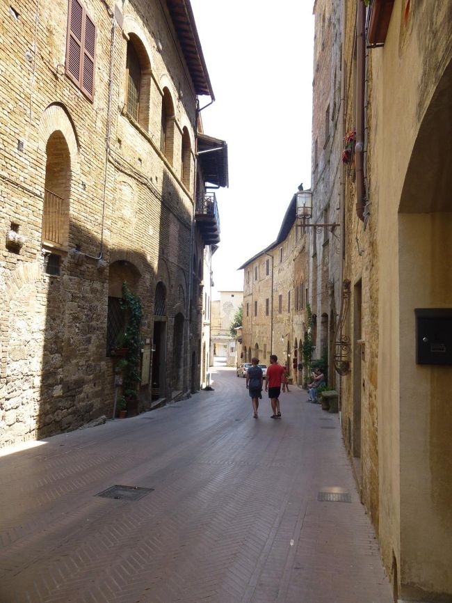 広場の向こう側も歩いてみよう