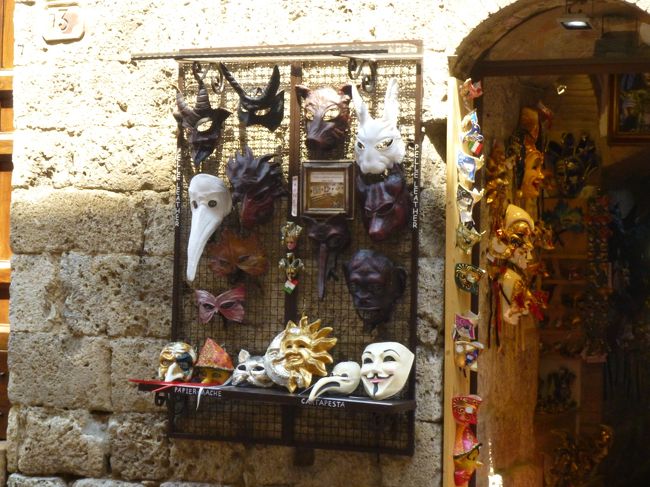 仮面ショップ<br /><br />ペスト医師風仮面から、兎ちゃんまで<br /><br />