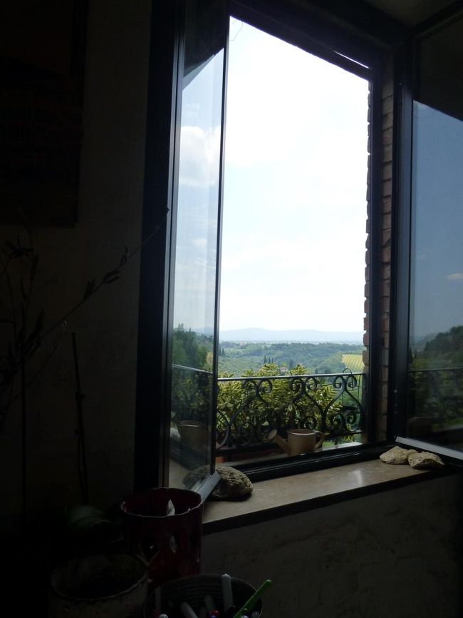 満席っぽい・・・<br />っと、ちょ～うど一番奥の席が空いた。ラッキー！<br /><br />パニーニにスモールサイズがあってうれしい