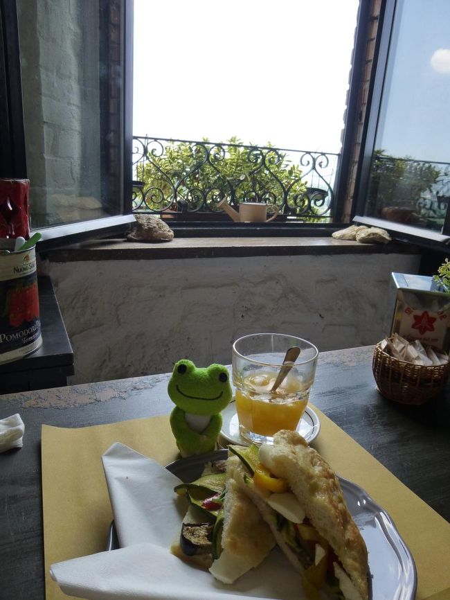 モッツァレラ＆焼き野菜のパニーニ（スモール）と、生絞りオレンジ<br /><br />Buonissimo！<br />パプリカ、ズッキーニなどなど何種類も入った焼き野菜、おいしいぃ～！<br />オリーブオイルの香りもいいっ！