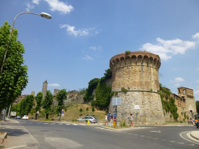 バス停に向かうと、行列が<br />乗りきれるかな、っと心配していたら、小さな周辺バスみたいなのがきて1/3くらい乗って行った。よしよし<br /><br />続々のびる列には、中国、韓国の女子たちの姿も。今まで日本人も含めアジア系は見かけなかったけど、ここで一気に大集合。人気都市だね～