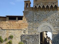 Porta San Giovanni サン・ジョバンニ門（1262年）

5つある門うちの1つ
上部の出し狭間（石や熱湯を落とす）が威圧するね～
いざ、中世へ！