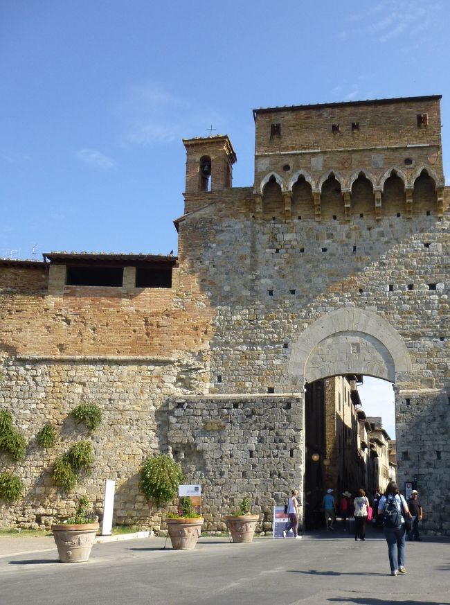 Porta San Giovanni サン・ジョバンニ門（1262年）<br /><br />5つある門うちの1つ<br />上部の出し狭間（石や熱湯を落とす）が威圧するね～<br />いざ、中世へ！