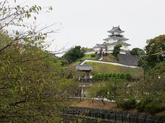 掛川城天守閣

きれいなお城ですが　
再建されたものです


