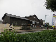 掛川駅まで戻ってきました

南口は普通に新幹線が止まりそうな駅舎でしたが
お城のある北口は　
和風です