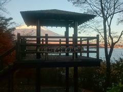 再び10分ほど走り、《山中湖夕焼けの渚展望台》へ来ました。その名の通り、夕焼けに染まる美しい富士山と山中湖を眺められる場所ですが、僕たちはフェイントをかけて早朝に来訪(意味わからん)。まあ、単にこの時間にしか来られなかっただけですが。
