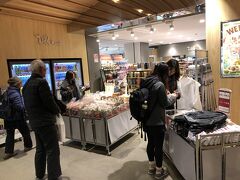 高尾山口駅構内にある売店「楓」
天候不順の昼過ぎでお弁当やおにぎりが半額セールでした。
