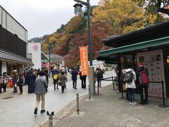 高橋家前。観光客もごったがえすような感じではなく少なめです。