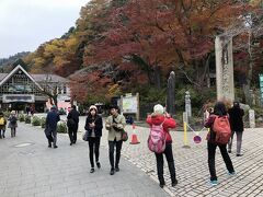 清滝駅手前の東海道自然歩道起点の碑付近。
写真撮影を楽しむ中国人グループ