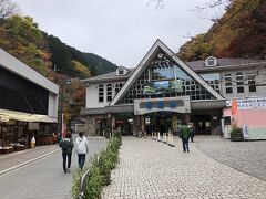 高尾山ケーブルとエコーリフトの山麓駅、清滝駅に到着しました。