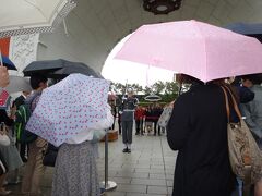 着いたら丁度始まったところでした。
しかも雨が降ってきて傘を出したりバタバタ・・・(^^;