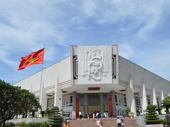ホー・チミン博物館に到着。
ベトナム建国の父の偉業を展示しているそうです。