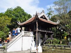 ホー・チミン博物館から、ホー・チミン廟へ行く途中に
一柱寺がありました。
池の上にお社が鎮座しています。
