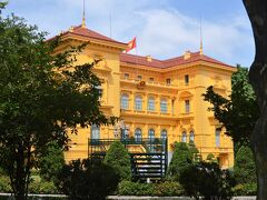 廟の右奥には「ホーチミンの家」があります。
建国の父が滞在した家や施設が保存されているみたいですね。