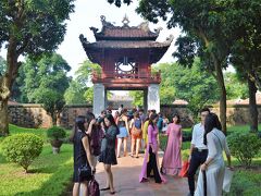 文廟は１１世紀にあった大学の跡地だそう。
中国の影響を受けて造られたらしく、
建物の雰囲気も中国っぽいですね。
漢字が刻まれているところもありました。
