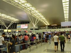 空港に着いたのは10時台。
まだチェックインが始まっていないので、
ベンチで横になって少し時間をつぶしました。
出発階と到着階の間にある２階には
横になれるベンチがあります。
そして頃合いを見てチェックインを完了！
スムーズに手続きできました！

