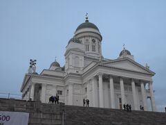 ホテルに戻る途中に、やっぱり最初に見ておかないと、ということでヘルシンキ大聖堂へ。
青空に白が映えて美しい、と聞いてはいたけど、この日は天気が悪くてただただ寂しく感じた大聖堂。
