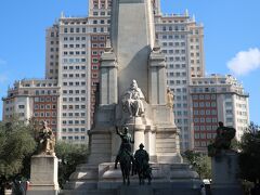 Plaza de España（スペイン広場）

中央にはドンキホーテとサンチョ・パンサの像が建っています。