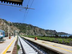 タオルミーナ駅に到着。
駅のホームに降り立ち、一呼吸。
興奮を冷まそうと試みたのですが、ムリムリ！！（笑）

視界の先に見える丘の上にタオルミーナの街はあります。
