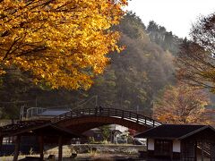 最後にやって来たのはココ「木曽の大橋」です
奈良井川にかけられている総檜造りの太鼓橋であり、橋脚を持たない橋としては日本有数の大きさ！なんだとか