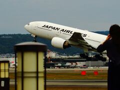 勢いで決まった旅行なので、プランが決まらず。。。
何度も大阪には来ていたので、主要な観光スポットは見終わりしていた為、伊丹空港で旅客機撮影する事に。
関空に着いたのに伊丹って（笑）