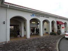 粟生駅の駅舎。
この駅に乗り入れている３社が共同使用。ＪＲが管理している。