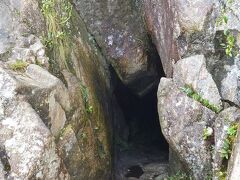 ワイナピチュ(Wayna Picchu)

この岩のトンネルを潜るともうすぐ山頂に到着です。
靄ってマチュピチュも良く見えなかったし、ワイナピチュは2度目(前回は快晴)なので、山頂はとっとと通過します。