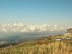 5合目の鉾立に到着
鳥海ブルーラインの最高地点である鉾立は、鳥海山への登山口でもあります。
ビジターセンターなどもありますが・・・