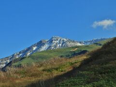 残念ながらこのあたりの紅葉はすでに終わっていましたが、「出羽富士」「秋田富士」ともよばれる美しい姿の鳥海山、その山頂を拝んで、ブルーラインを山形側へ下山します。

このあとは高瀬峡でトレッキングだ～！