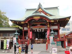途中にある羽田神社に立ち寄る。
航空関係者をはじめ、最近では御朱印でも知られている神社。
この日は七五三詣りで賑やかだった。