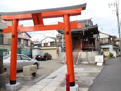 再び稲荷めぐり。白魚稲荷神社。羽田七福いなりの一つ。
武蔵風土記にも起源が書かれている古社。社殿は戦火を免れた貴重なもの。
住宅街にひっそりと建つ。