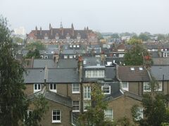 ホテルの窓から見た、夜明けのロンドン。
立派な建物は、Fulham Primary School。

このホテルの西側（写真では右側）10キロほどの所に、ヒースロー空港がある。
着陸態勢の飛行機が、次から次へと上空を飛んで行く。
一機が西に見えなくなるとほぼ同時に、次の一機が東から現れる。
航空会社のロゴも見える。

私たちが着陸する直前、飛行機の右の窓に、暗闇に浮かぶ大きな街が見えた。
あれはロンドンだったんだ。